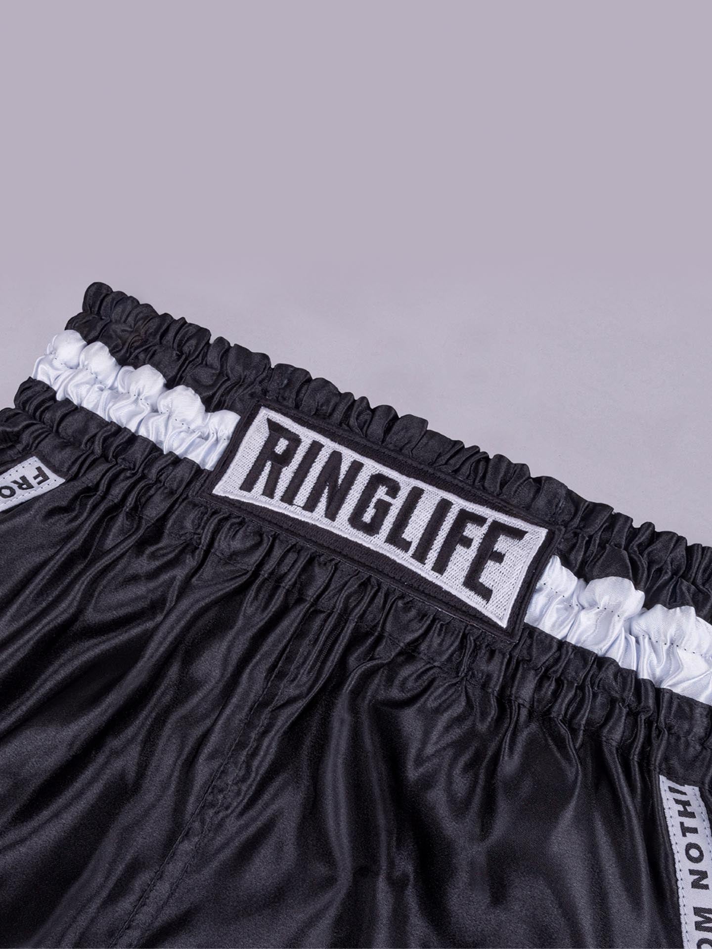 RINGLIFE Muay Thai Shorts, Label, schwarz