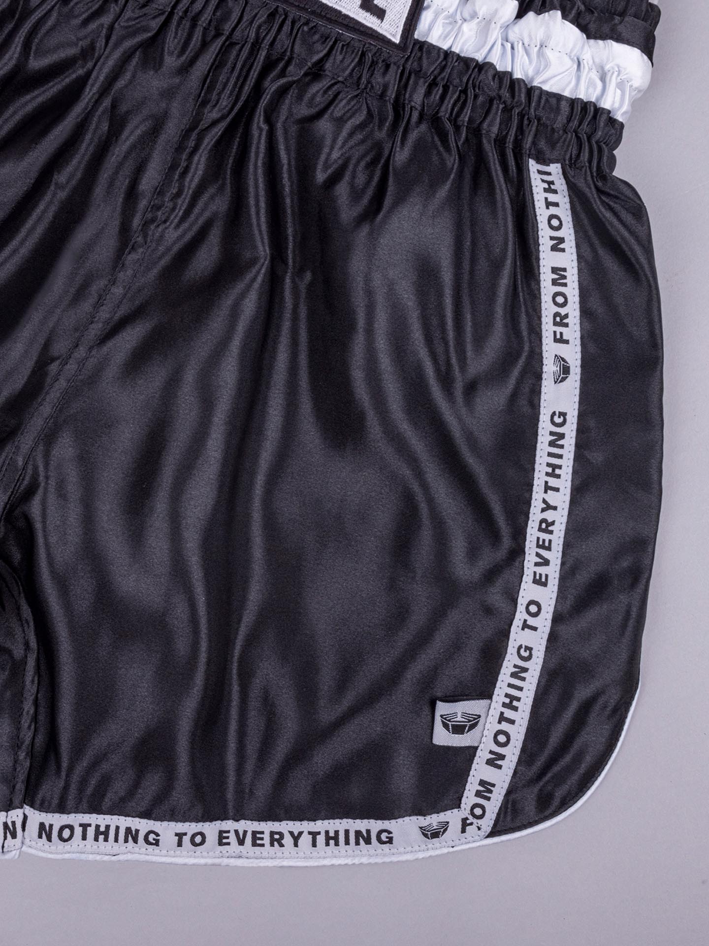 RINGLIFE Muay Thai Shorts, Label, schwarz