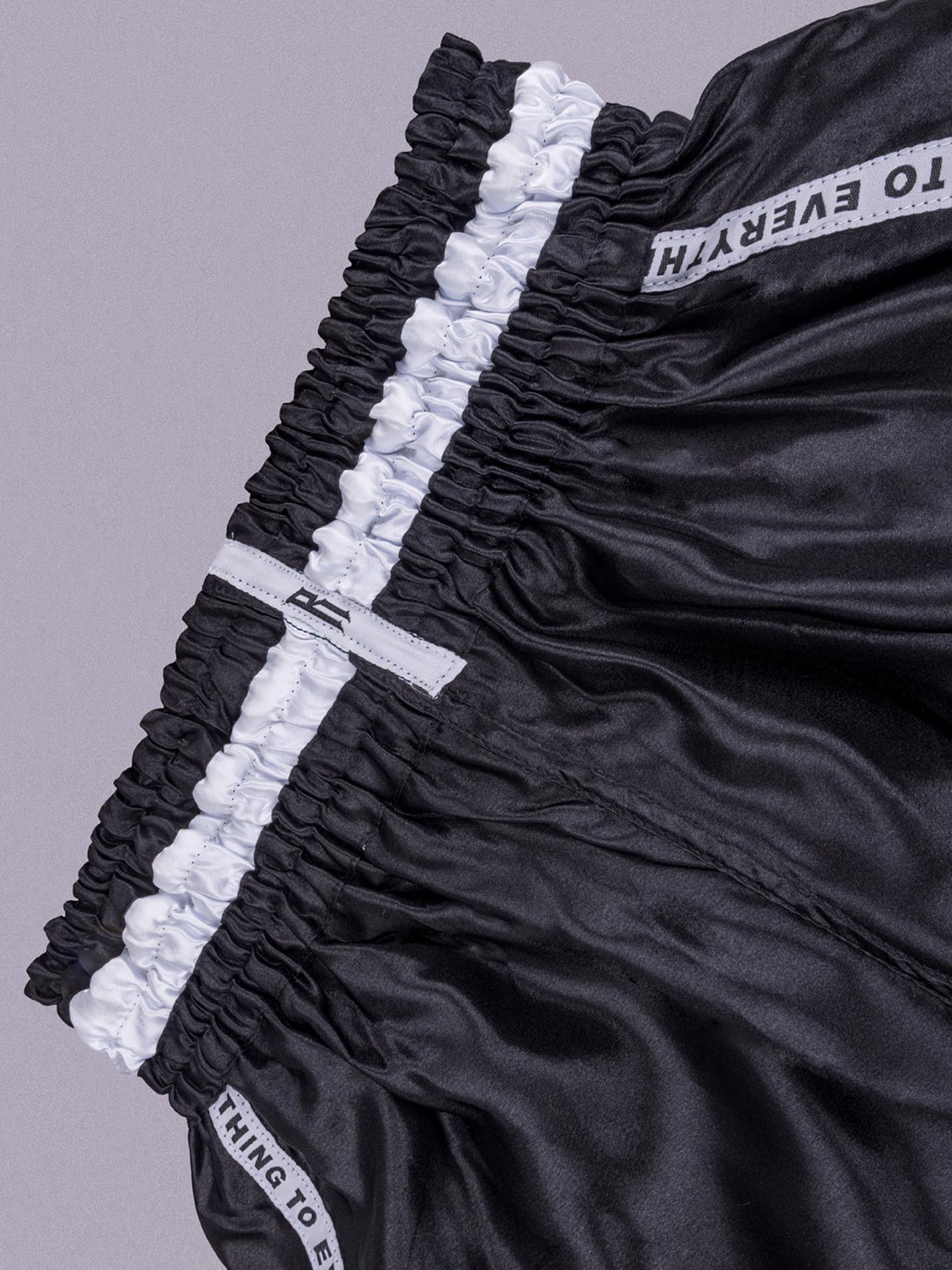 RINGLIFE Muay Thai Shorts, Label, schwarz