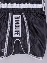 RINGLIFE Muay Thai Shorts, Label, schwarz