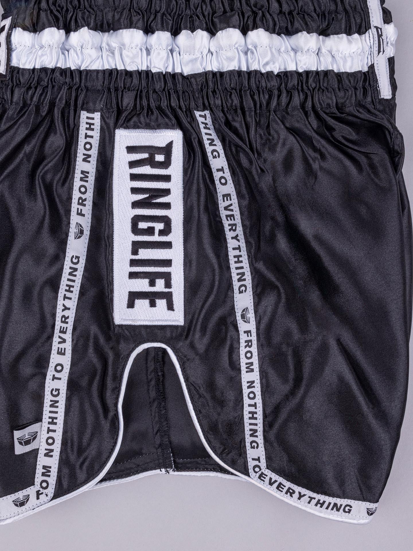 RINGLIFE Muay Thai Shorts, Label, schwarz