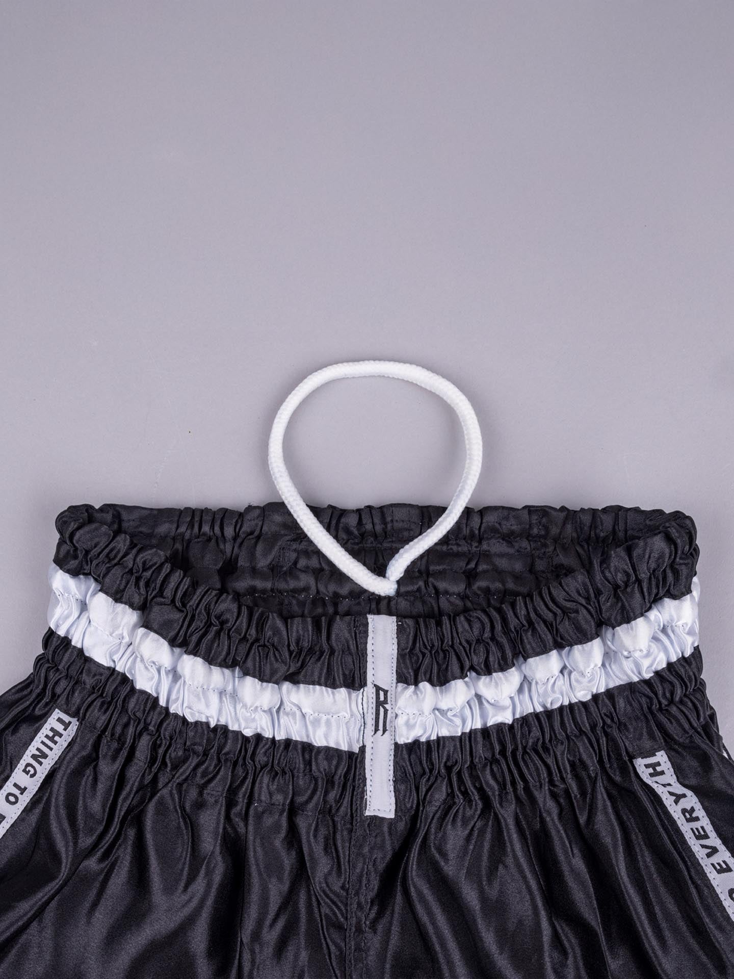 RINGLIFE Muay Thai Shorts, Label, schwarz