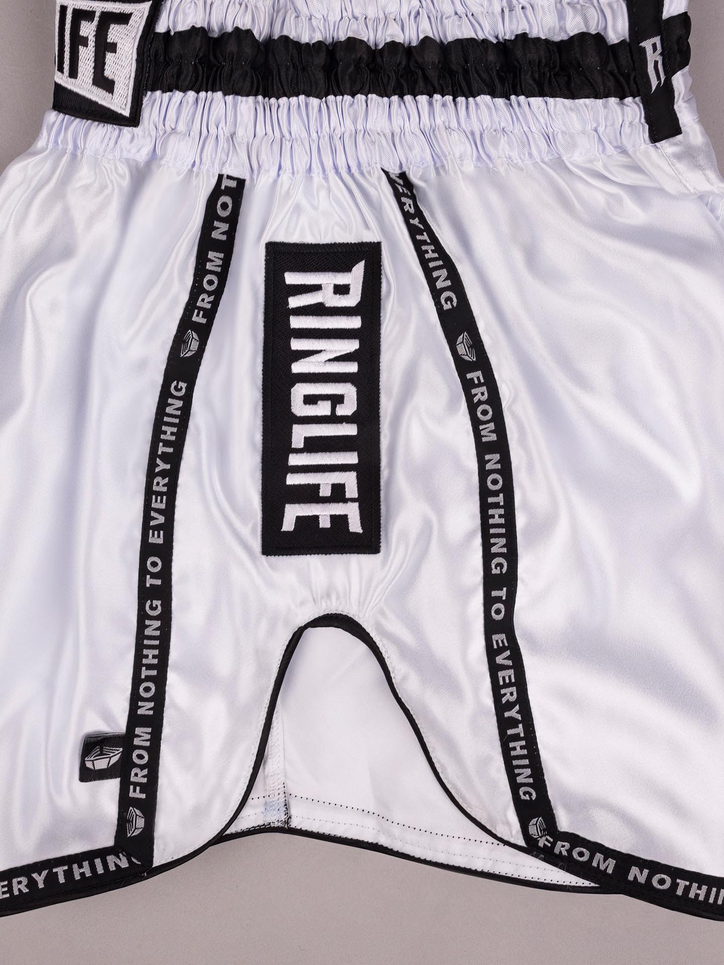 RINGLIFE Muay Thai Shorts, Label, weiß