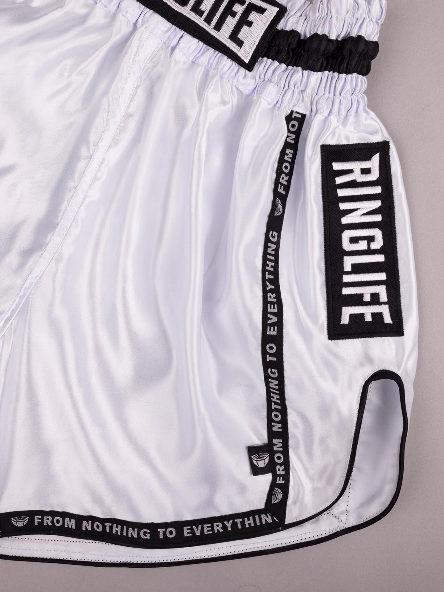 RINGLIFE Muay Thai Shorts, Label, weiß