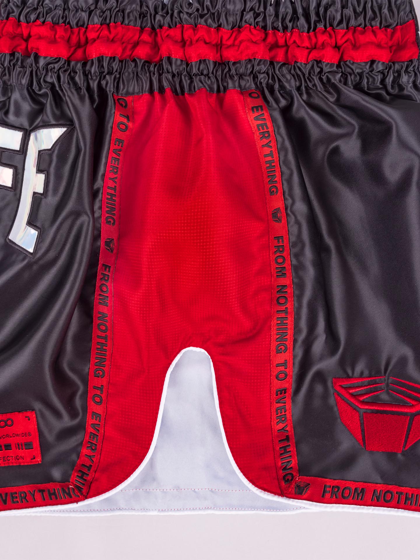 RINGLIFE Muay Thai Shorts, Vanguard, schwarz-rot