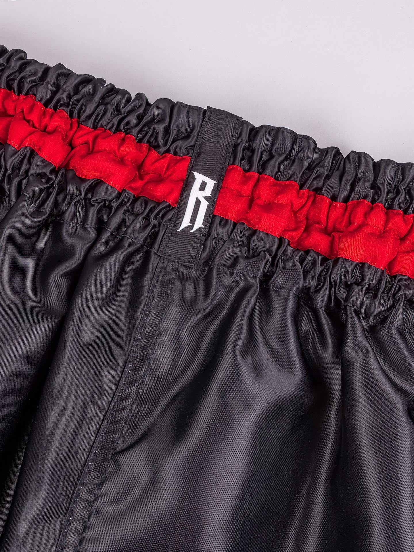 RINGLIFE Muay Thai Shorts, Vanguard, schwarz-rot